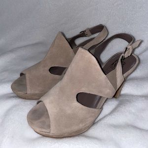 MRKT light brown\tan buckle heel 8